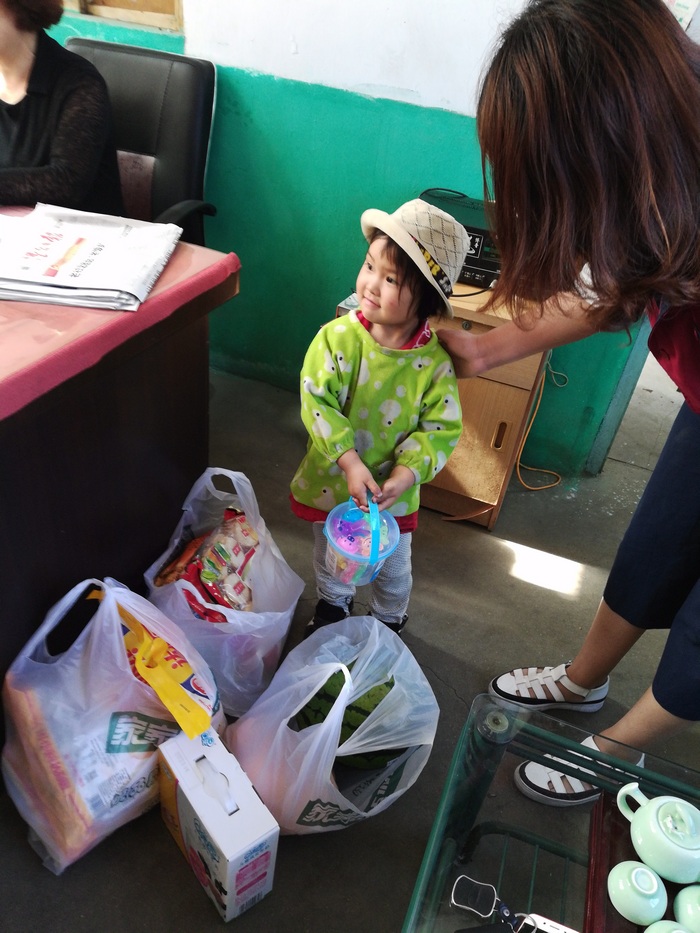亨嘉智能員工代表為小囡囡送上生活學(xué)習(xí)用品（2）